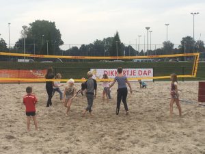 Dikkertje Dap tijdens "vol bedrijf Beach Center